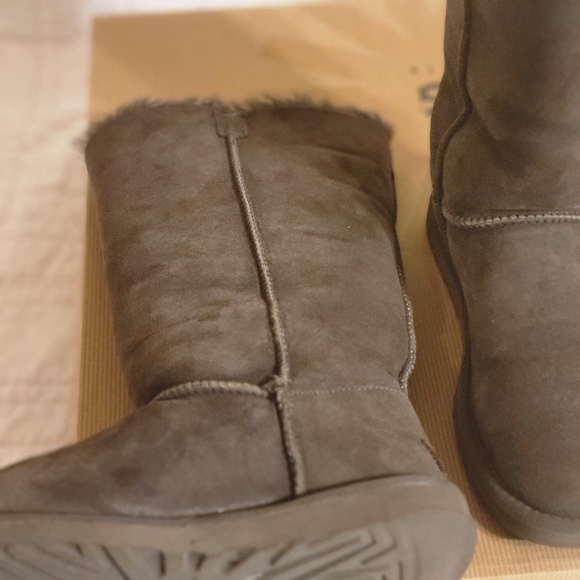 UGG Women's Bailey  Button Triplet 1873 W CHOCOLATE Mid-Calf Winter Boot size 5 - Picture 8 of 10